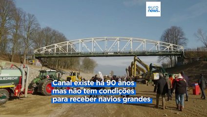 Países Baixos: residentes caminham no fundo do canal Juliana, drenado para obras