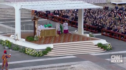 Papa, ayin sırasında nefes almakta zorlandı: Konuşmasını yardımcısı tamamladı