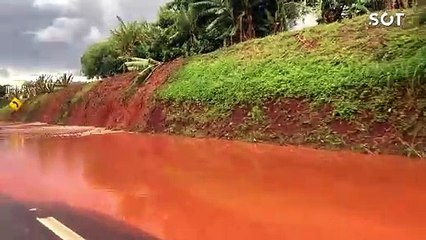 Deslizamento de terra interdita parcialmente BR-467 em Cascavel