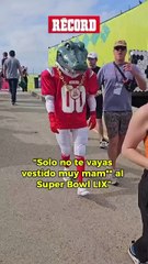¡NO ENTENDERÍAN LA VIBRA!  Con estos outfits va llegando la gente para disfrutar del partido entre Chiets y Eagles del Super Bowl LIX.