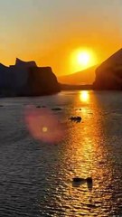 MAGNIFIQUE SUNSET sur un iceberg sur Antarctique