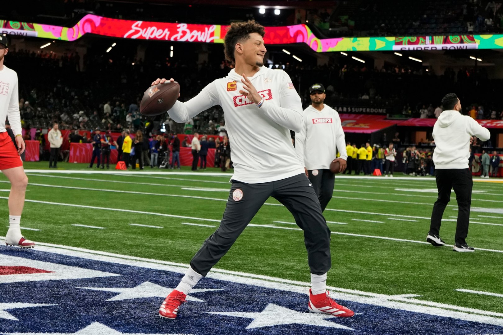 El calentamiento de Mahomes y Kelce en el Caesars Superdome