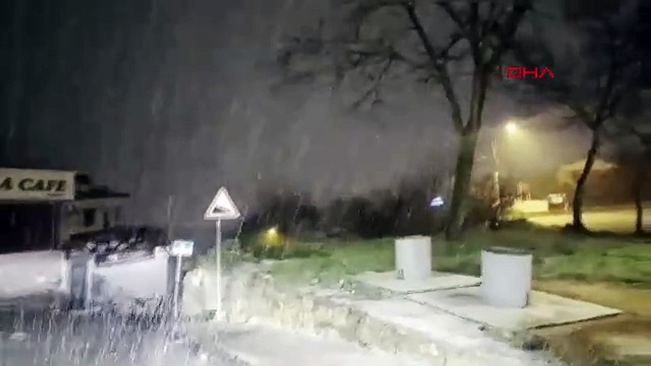 İstanbul'da kar yağışı, aralıklarla devam ediyor