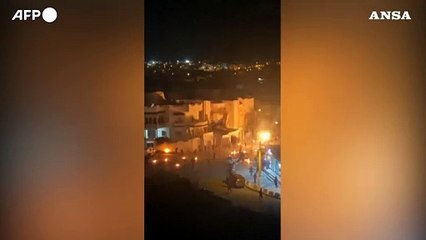 Tunisia: un giovane tenta di darsi fuoco, scoppiano scontri con la polizia