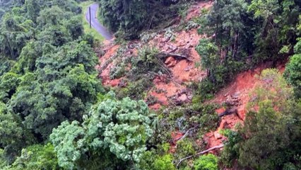 Towns dangerously disconnected after floods inundate North Queensland