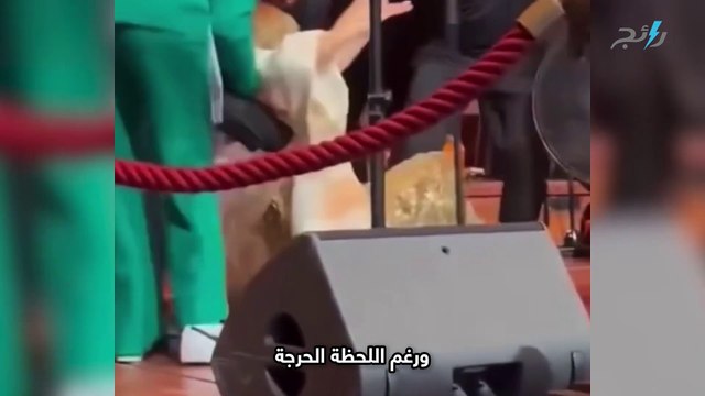سقوط نجوى كرم على المسرح وردة فعلها صادمة!