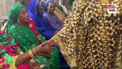 Baptême de Diadia et Mari de Vipère_ Badiene toute excité avec la troupe de Ndawrabine