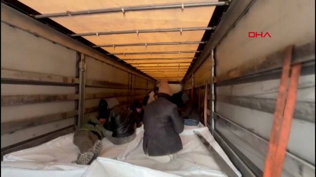 Kauçuk yüklü TIR'ın dorsesinden 24 kaçak göçmen çıktı