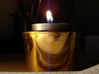 il ouvre la bouche...