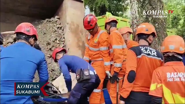 Lakalantas 10 Orang Penumpang Minibus Tertimpa Truk Pengangkut Batu