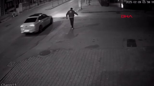 Kuaförün kapısını tekmeleyip, taşla camını kırdılar