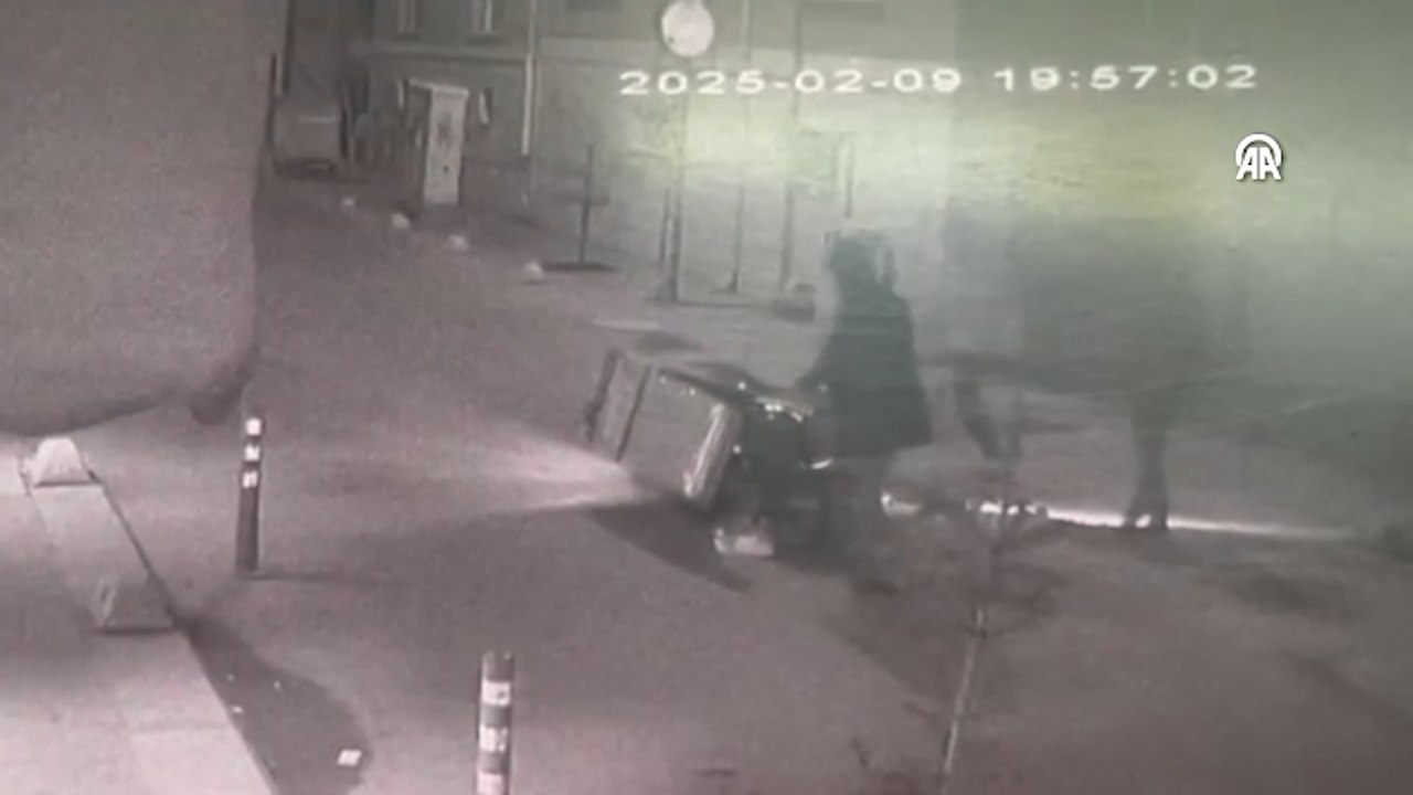 Motosikletli kuryenin aniden yola çıkan çocuğa çarpması güvenlik kamerasında