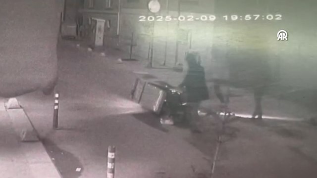 Motosikletli kuryenin aniden yola çıkan çocuğa çarpması güvenlik kamerasında