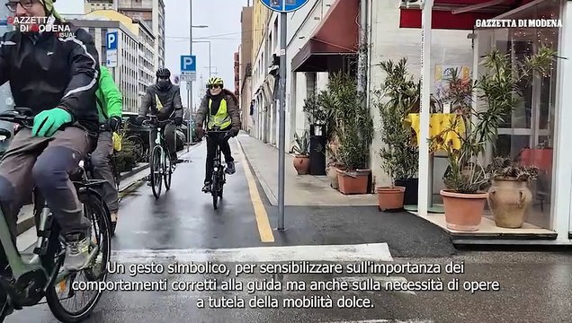 Una bicicletta bianca in ricordo di Oussana, travolto e ucciso a 19 anni in via Emilia mentre andava al lavoro