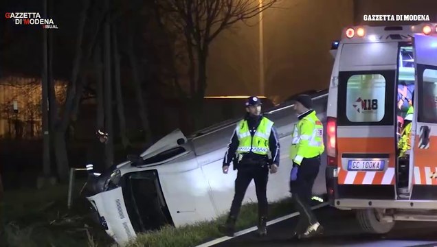 Modena, furgone esce di strada nella notte e finisce nel fosso: l'uomo alla guida estratto dai vigili del fuoco