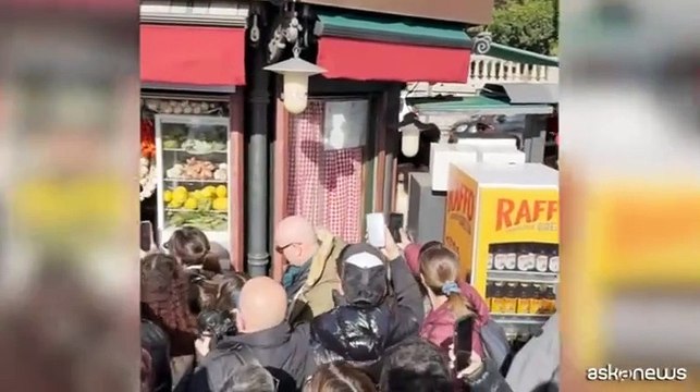 A Sanremo maritozzi, fan in delirio e musica per Tony Effe