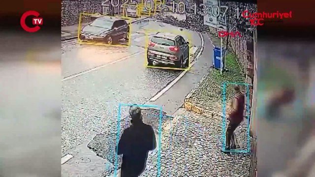 Üsküdar'da istinat duvarı çöktü: Yol trafiğe kapandı