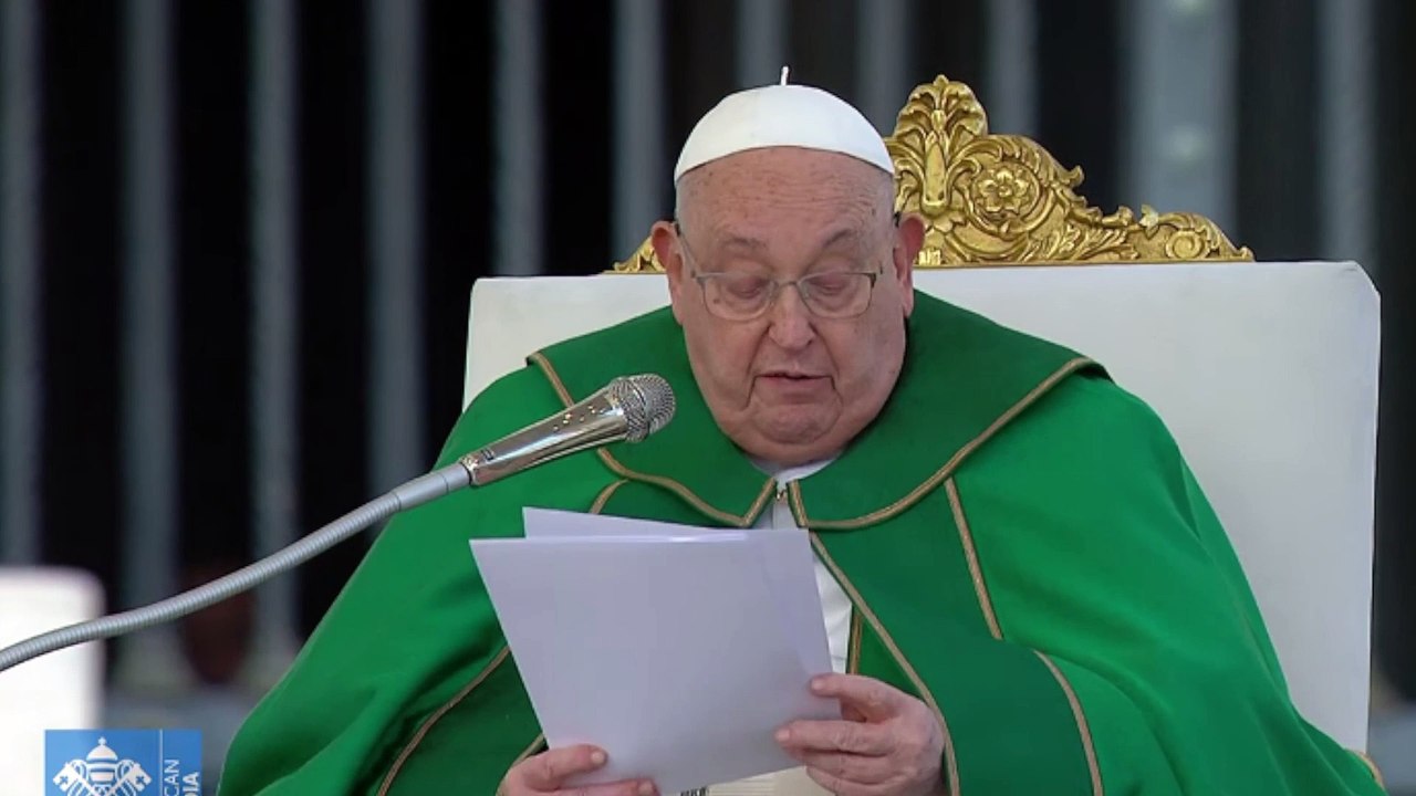 El Papa Francisco interrumpe la lectura de su homilía "por dificultades en la respiración"