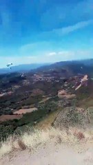 Momento en que paracaidistas hondureños son arrastrados por fuertes vientos