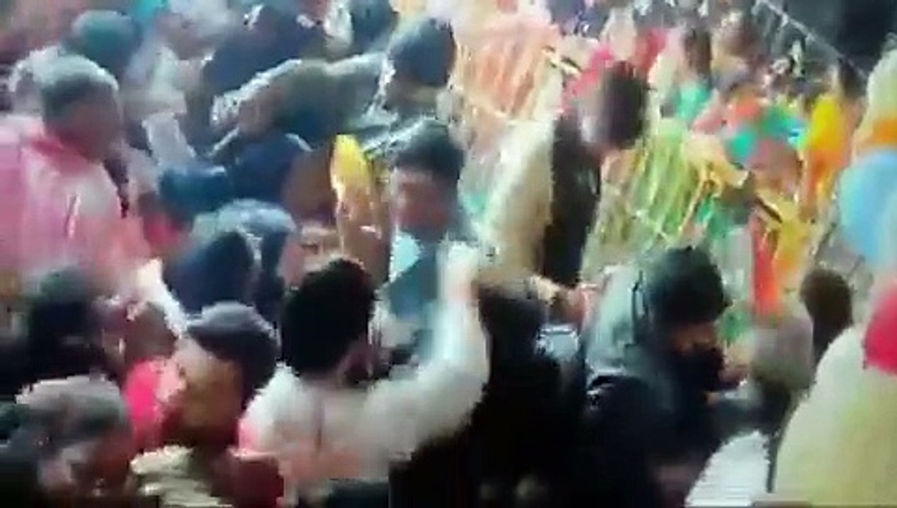 बांके बिहारी मंदिर में सेवादारों ने श्रद्धालुओं को पीटा