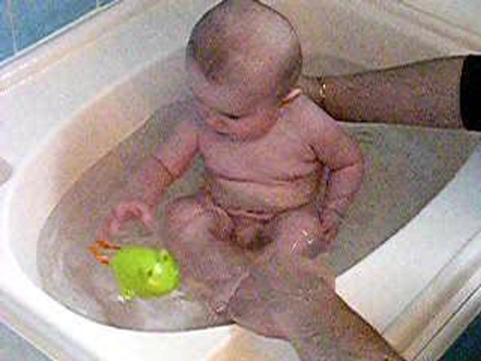 Enzo dans son bain le 25 avril 2006