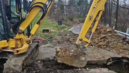 Chiude la Sp36 a Pavullo per il cedimento di parte della strada: tecnici e operai al lavoro