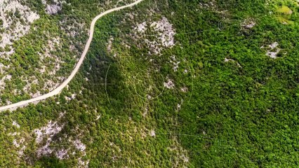 Pyramides du désert et découvertes incroyables sous terre