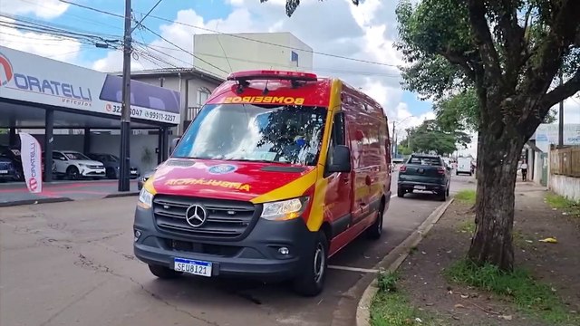 Acidente entre moto e moto elétrica mobiliza socorristas do Siate na Rua Jacarezinho
