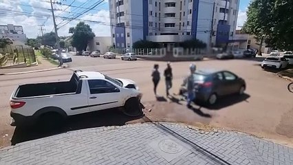 Motorista de Fiat Strada fica ferido em acidente na Rua Presidente Juscelino Kubitschek
