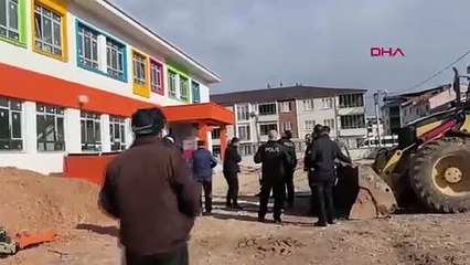 Ücretlerini alamayan inşaat işçileri çatıya çıktı