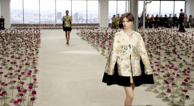 Flores, brillos y elegancia marcaron la apuesta de Carolina Herrera en la Semana de la Moda de Nueva York
