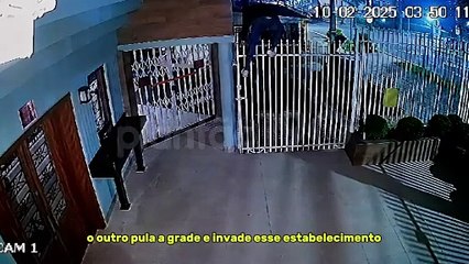 Criminoso faz o sinal da cruz antes de arrombar estabelecimento