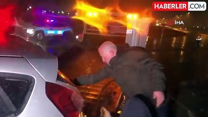 Alkollü Sürücü Refüje Çıktı, Tabelaları Devirip Yaralanmaktan Kurtarıldı