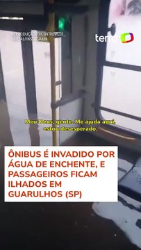 Ônibus é invadido por água de enchente, e passageiros ficam ilhados em Guarulhos (SP) #shorts