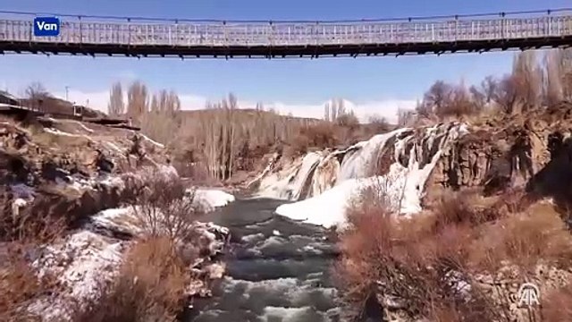 Kısmen donan Muradiye Şelalesi havadan görüntülendi