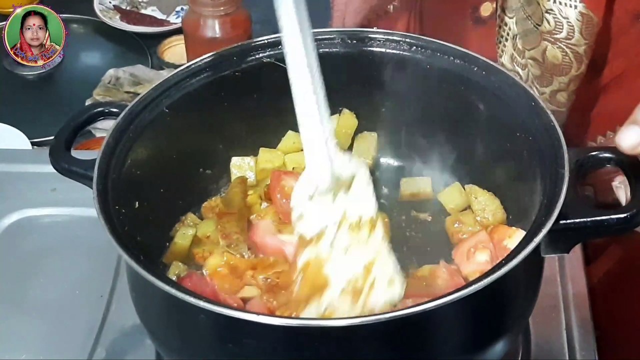 বাঙালীর সাধের লাউ চিংড়ি - Traditional Bengali Lau Chingri Recipe - Bottle Gourd cooked with Prawns