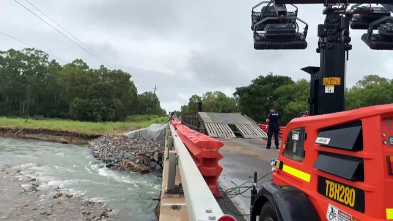 North Queensland braces for more heavy rain as flood recovery efforts face further challenges