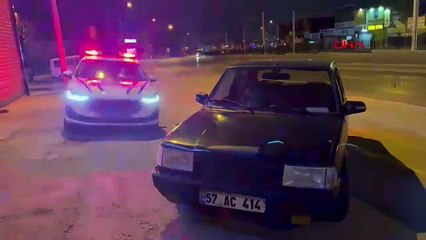 Alkolmetreyi üflemeyi reddetti, aracını bırakıp, bavulunu alıp çekip gitti...