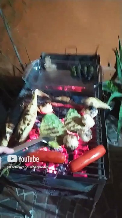 Carne Asada en el patio de la casa nopales chorizo cebollas bistec costillas #shorts fiesta epica