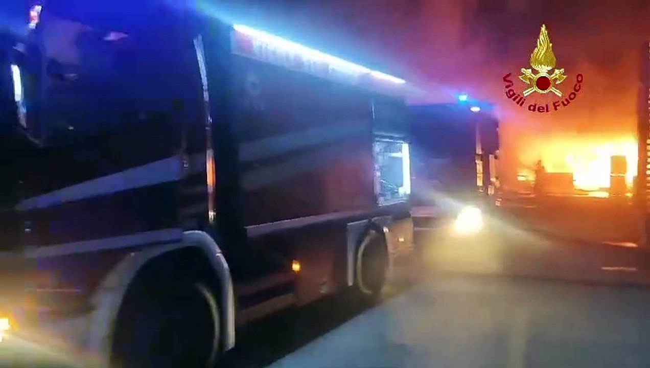 Incendio all'Inalca di Reggio Emilia: dentro lo stabilimento invaso dalle fiamme