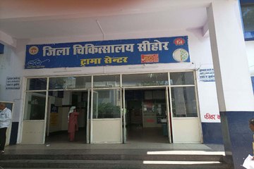 जिला अस्पताल में सुबह के समय डॉक्टर अनुपस्थितः मरीज हो रहे परेशान, लगी लंबी लाइन