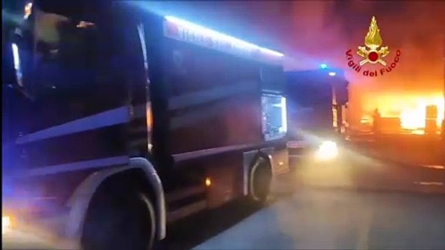 Incendio devasta l'Inalca di Reggio Emilia nella notte: video