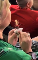 El gesto de esta fan de los Eagles en la Super Bowl para que gane su equipo desata la polémica