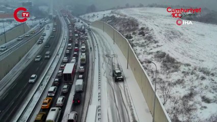 İstanbul’da yollar beyaza büründü: Araçlar yollarda kaldı