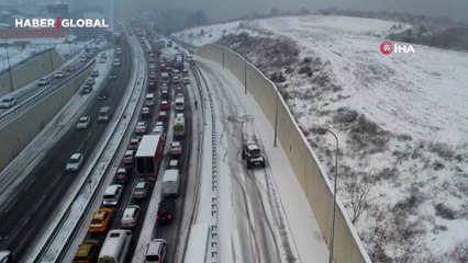 Arnavutköy çevre yolu kar yağışı nedeni ile kilitlendi