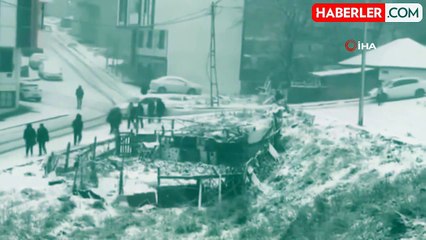 Arnavutköy'de Yokuş Aşırı Kayarak İnen Araç Vatandaşa Çarptı