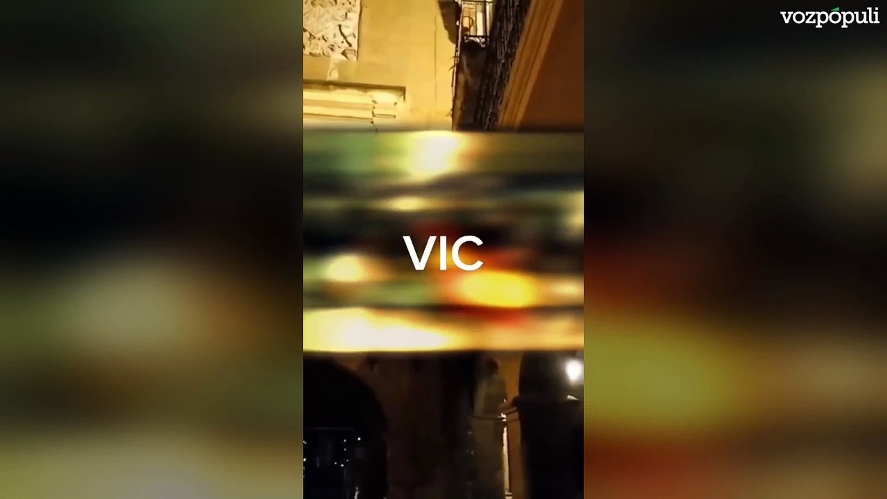 Radicales independentistas quitan la bandera española del Ayuntamiento de Vic.