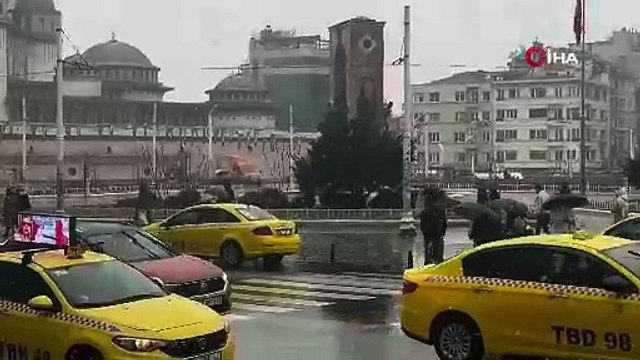 Taksim’de kar yağışı etkili olmaya başladı