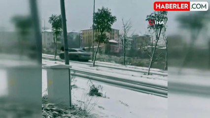 Büyükçekmece'de El Freni Çekilen Araç Elektrik Direğine Çarptı