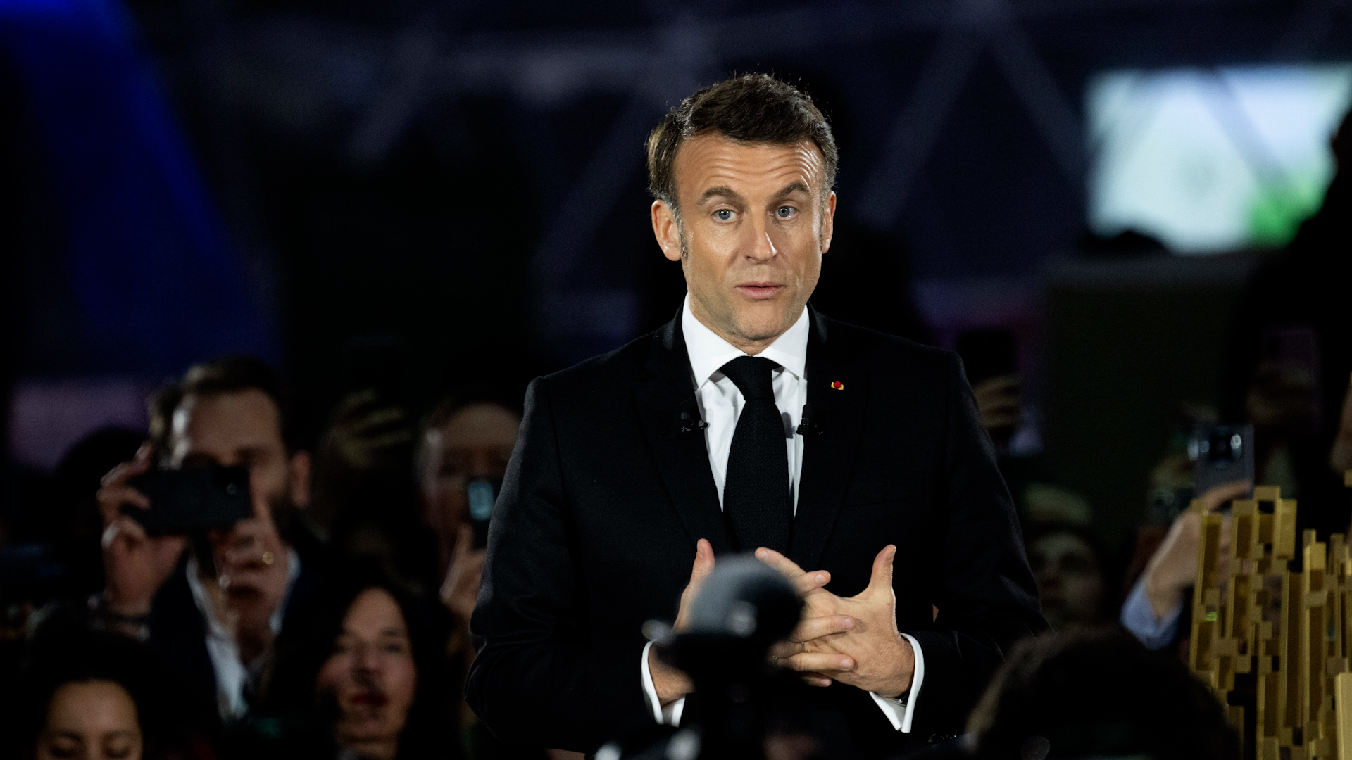Au sommet de l'IA à Paris, Emmanuel Macron donne sa version du slogan de Donald Trump